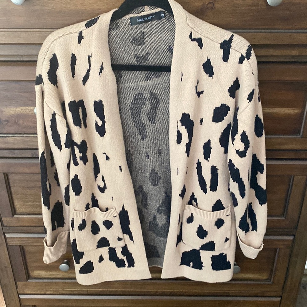 Sweater with cheetah print